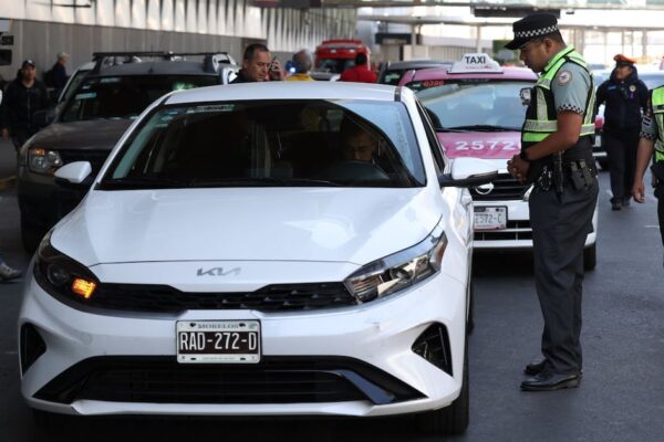 Uber y taxis concesionados sellan alianza histórica; persisten operativos en el AICM