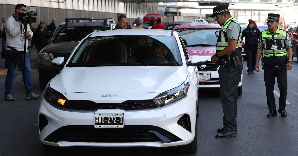 Uber y taxis concesionados sellan alianza histórica; persisten operativos en el AICM