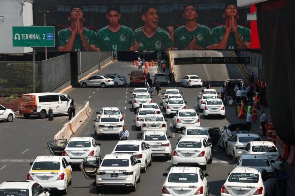 Uber y taxistas mexicanos firman alianza histórica tras 14 años de disputa