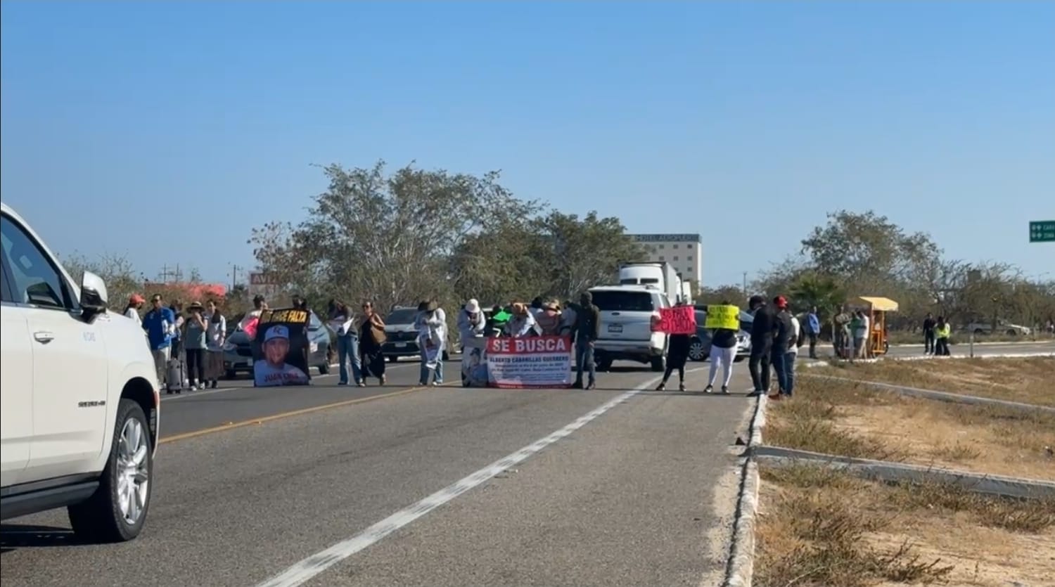 Bloquean aeropuerto de Los Cabos por hallazgo de fosas y desaparición en Baja California Sur