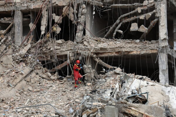 Trump anuncia pausa en ataques a Irán y afirma haber negociado; Teherán niega diálogo