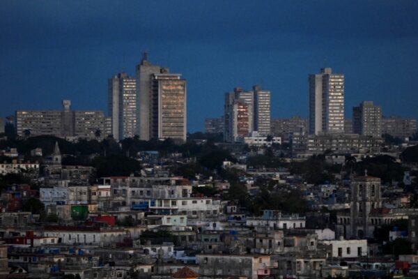 Irán amenaza con atacar tropas de EE.UU. mientras suben a 2,076 los fallecidos por bombardeos