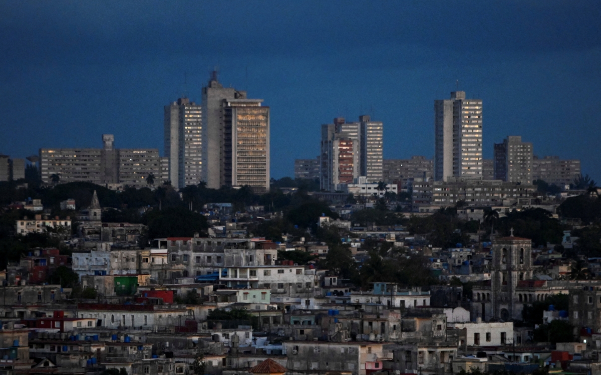 Irán amenaza con atacar tropas de EE.UU. mientras suben a 2,076 los fallecidos por bombardeos