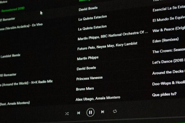 Desmantelan primer fraude millonario con IA en la industria musical