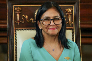 Venezuela: Delcy Rodríguez va a foro en Miami mientras Maduro comparece en tribunal de NY