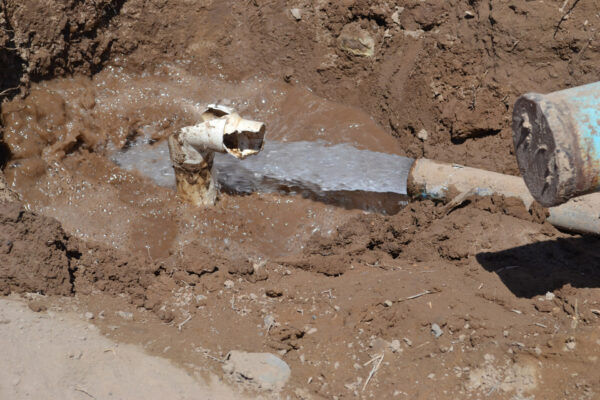 Sideapa Gómez Palacio sanciona tomas clandestinas de agua y hallan cráneo con mensaje de brujería
