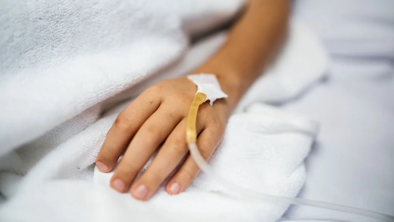 Joven española recibe eutanasia tras batalla legal contra su padre en Barcelona