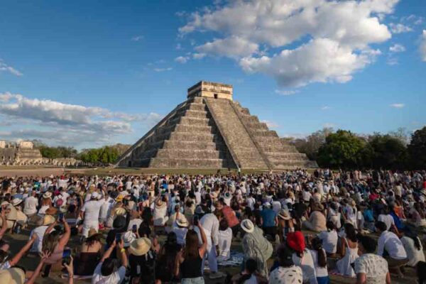 Más de 15 mil personas presencian el descenso de Kukulcán en Chichén Itzá durante el equinoccio 2026