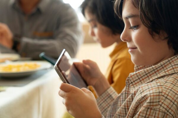 Jurado en Nuevo México condena a Meta a pagar 375 millones por no proteger a menores