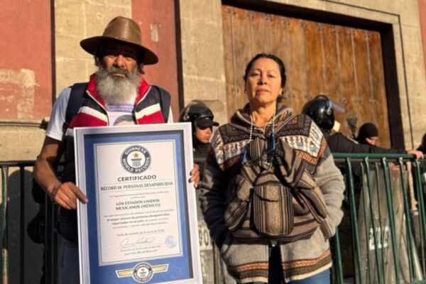 Familiares de desaparecidos entregan réplica de récord Guinness a presidenta para exigir audiencia
