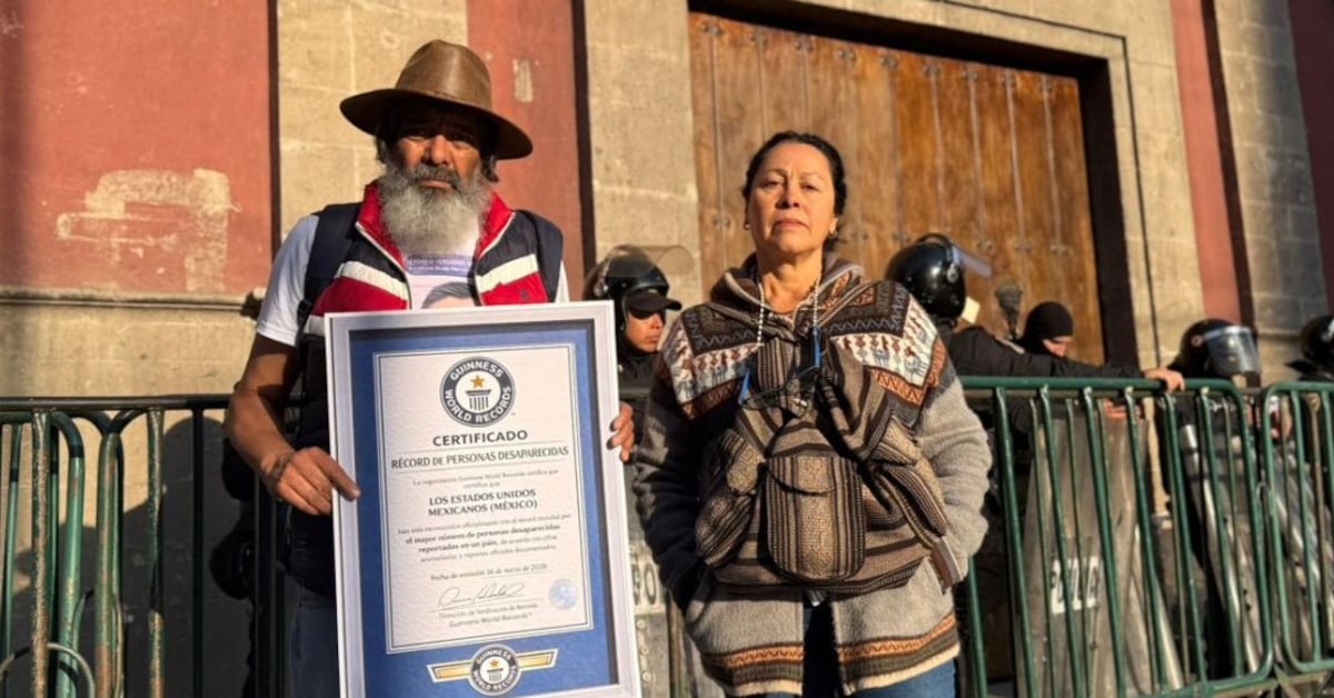 Familiares de desaparecidos entregan réplica de récord Guinness a presidenta para exigir audiencia