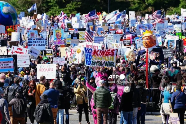 Protestas ‘No Kings’ masivas contra Trump terminan en arrests y represión policial