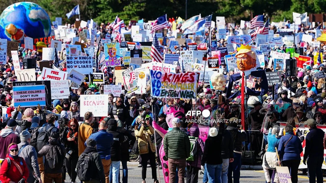 Protestas ‘No Kings’ masivas contra Trump terminan en arrests y represión policial