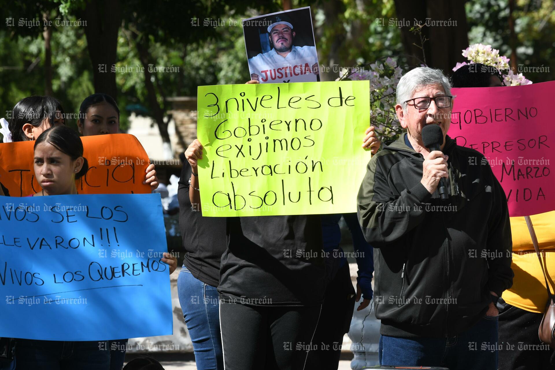 Reportan entre 28 y 40 detenidos en operativo policial en Dinamita, Durango