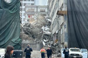 Colapsa edificio en demolición en San Antonio Abad; hay un muerto y un lesionado