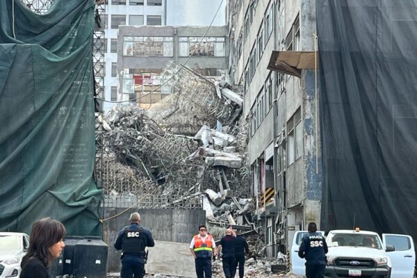 Colapsa edificio en demolición en San Antonio Abad; hay un muerto y un lesionado
