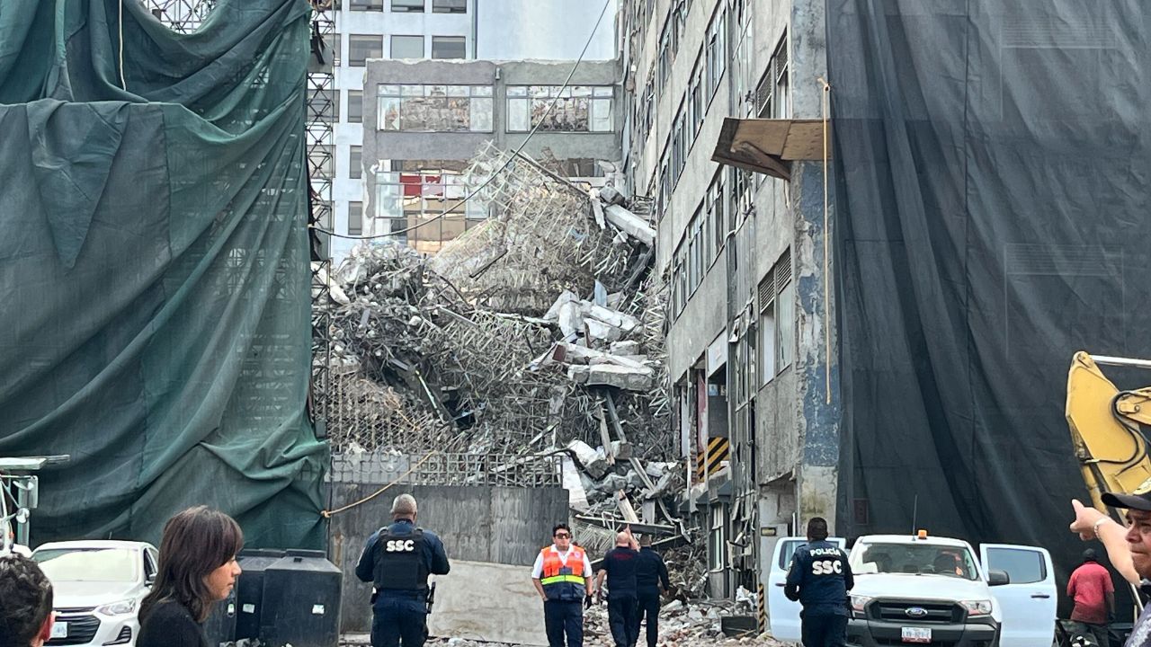 Colapsa edificio en demolición en San Antonio Abad; hay un muerto y un lesionado