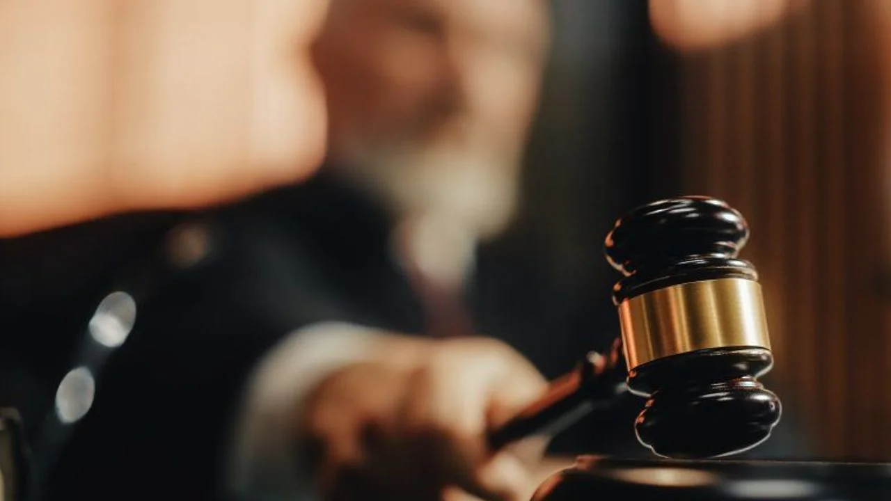 Sentencian a 60 años de prisión a exservidor educativo por agresión sexual en Ciudad de México