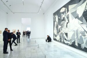 Pradales presiona a Sánchez para trasladar el ‘Guernica’ al País Vasco por nueve meses