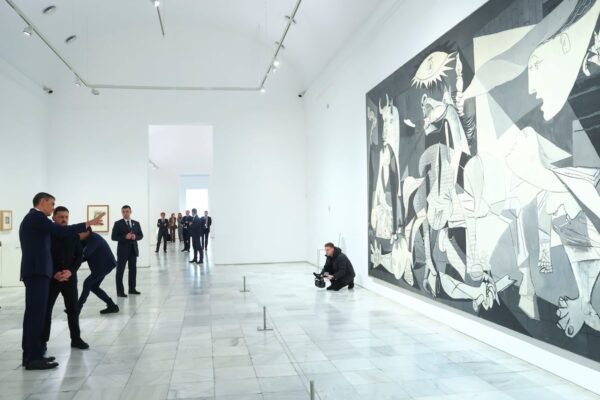 Pradales presiona a Sánchez para trasladar el ‘Guernica’ al País Vasco por nueve meses