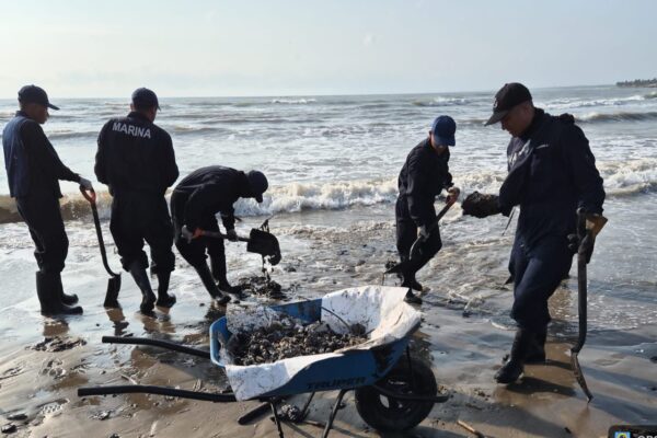 Autoridades reportan limpieza de 128 toneladas de crudo en Veracruz; organizaciones denuncian opacidad