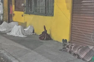 Vecinos protestan por sobrepoblación en albergue de Viaducto Piedad