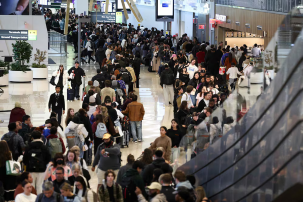 Despliega ICE agentes en 14 aeropuertos de EE.UU. ante crisis de personal en TSA por cierre presupuestario