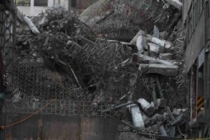 Colapsa edificio en demolición en San Antonio Abad; tres trabajadores pierden la vida