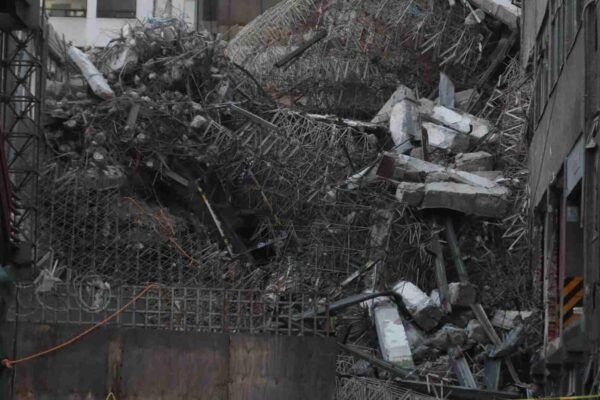 Colapsa edificio en demolición en San Antonio Abad; tres trabajadores pierden la vida