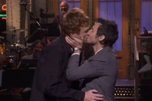 Harry Styles responde a críticas de ‘queerbaiting’ durante monólogo en Saturday Night Live