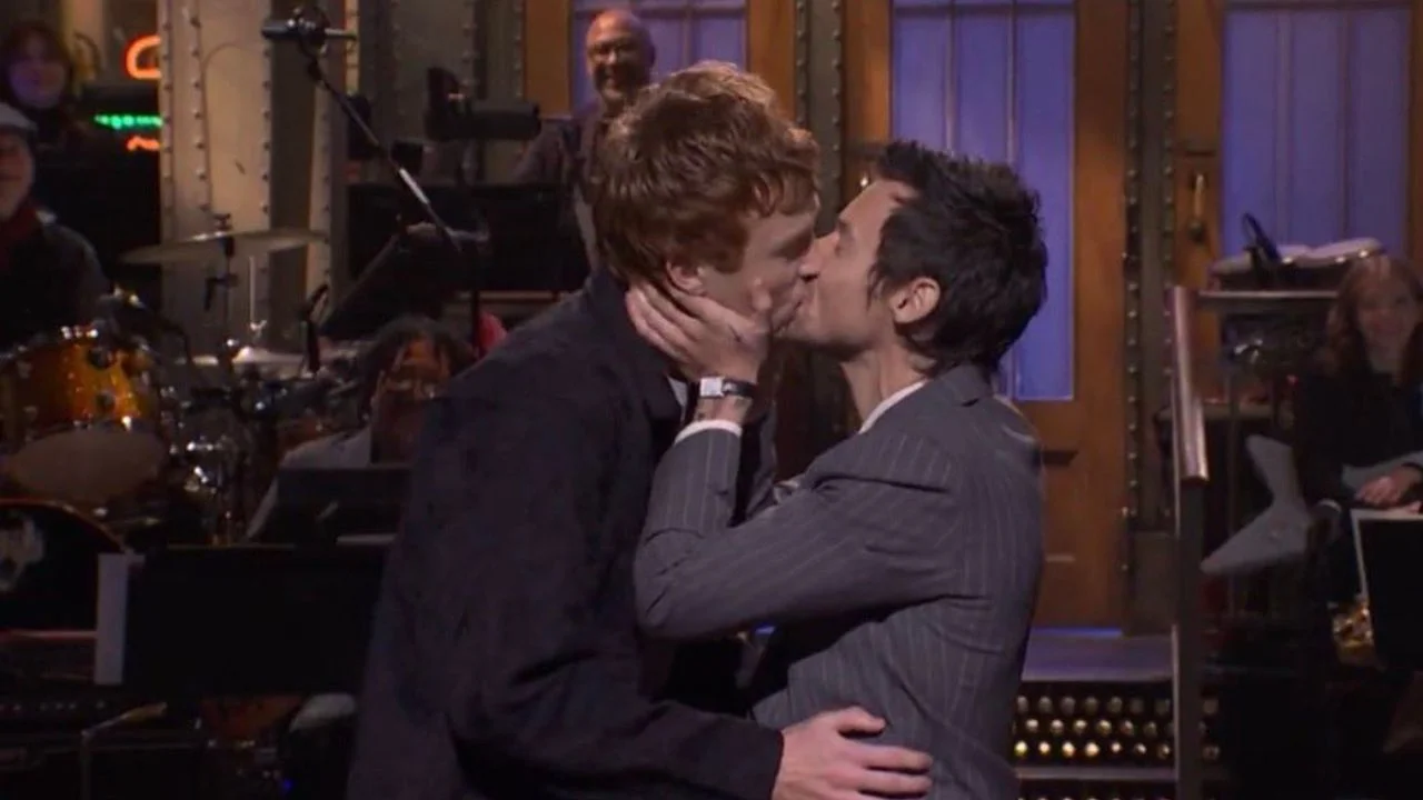 Harry Styles responde a críticas de ‘queerbaiting’ durante monólogo en Saturday Night Live