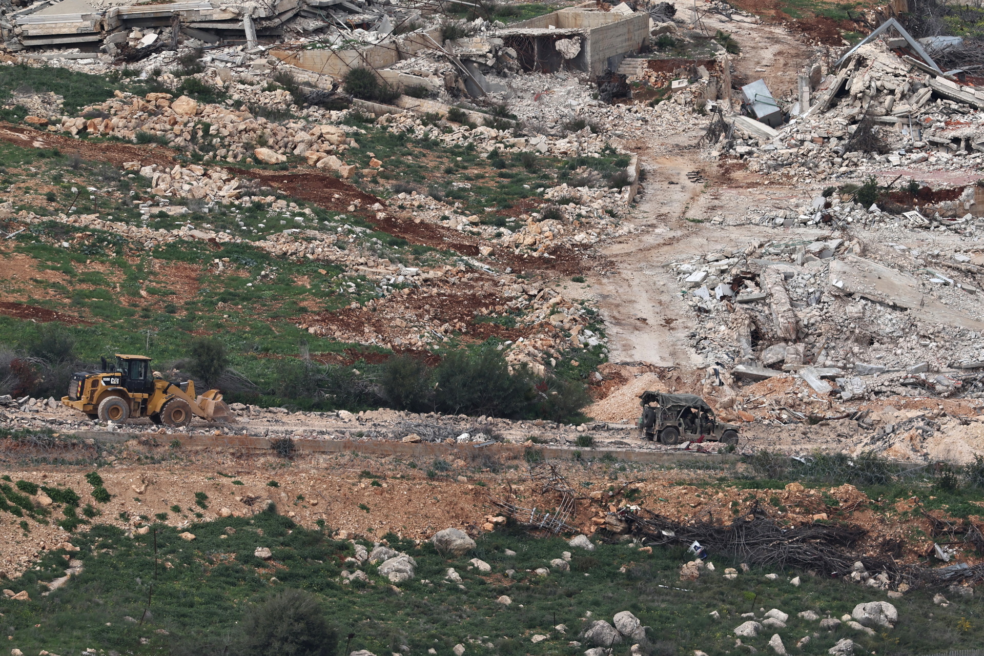 Bombardeos israelíes en Líbano dejan más de mil muertos