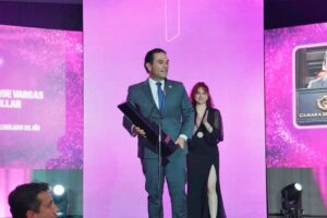 Recibe Enrique Vargas del Villar el Premio Lidera como Legislador del Año