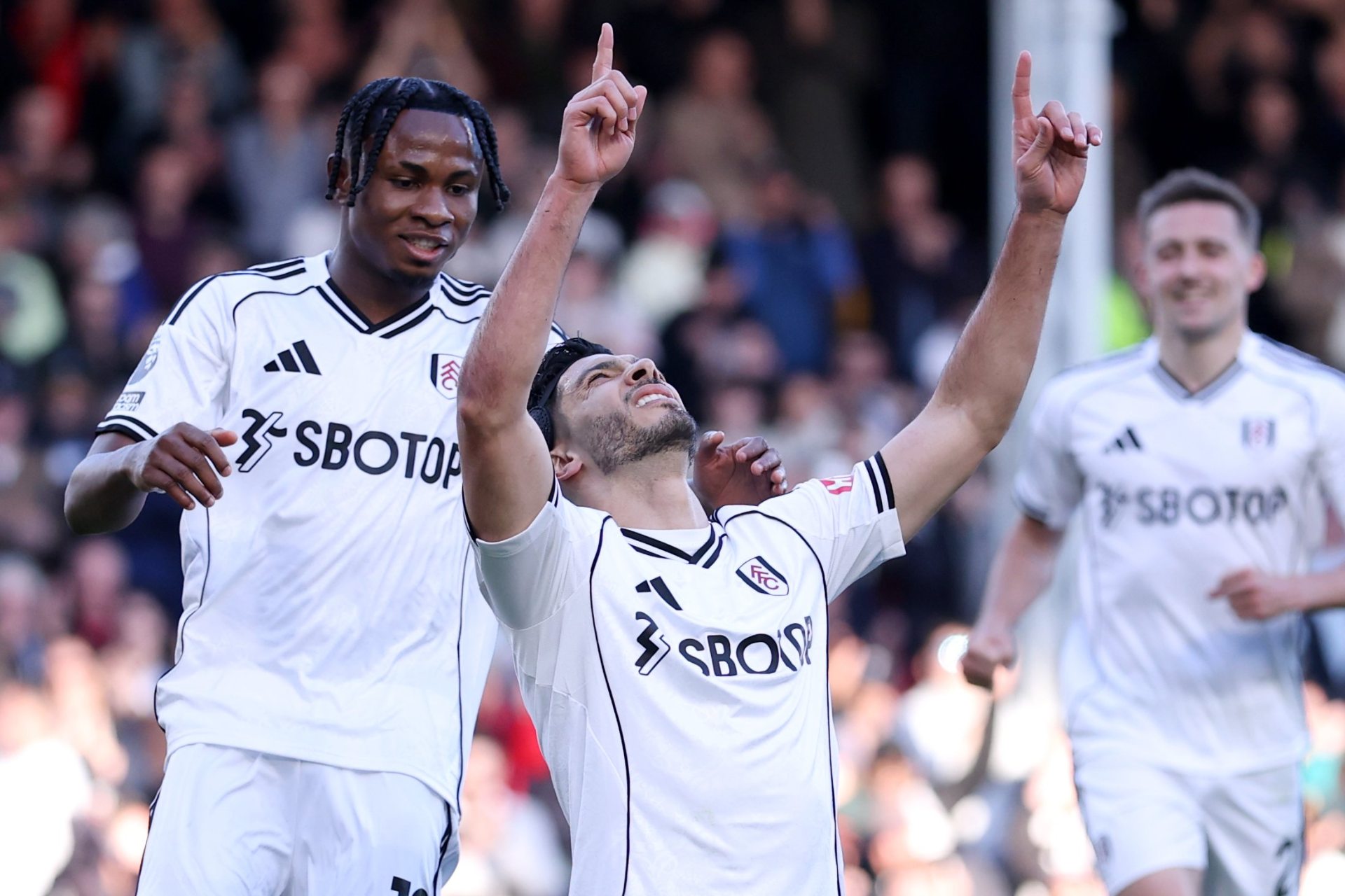 Raúl Jiménez rompe récord de penaltis en la Premier y anota en victoria del Fulham