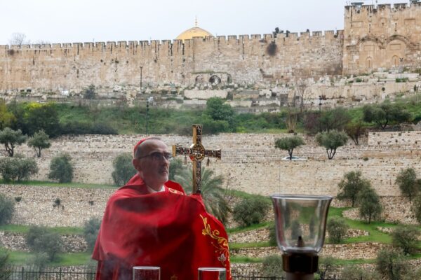 Israel impide al patriarca católico oficiar misa en el Santo Sepulcro y desata crisis diplomática