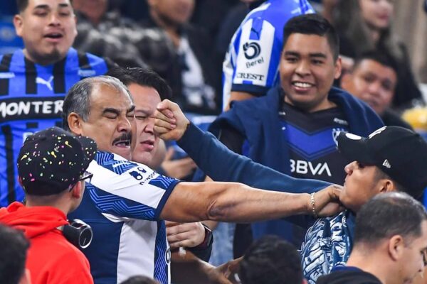 Violencia y polémica arbitral empañan jornada de fútbol en México