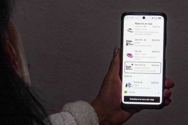 Semovi advierte que alianza entre Uber y taxis concesionados carece de marco normativo en CDMX