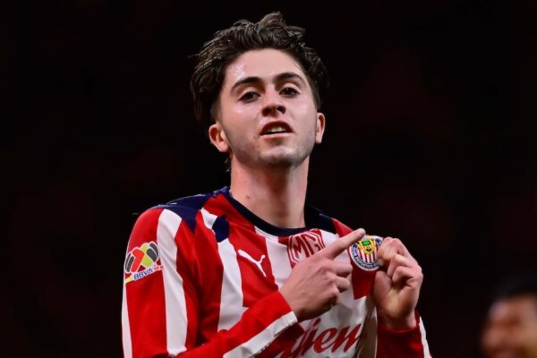 Chivas golea 5-0 a León y es líder de la Liga MX