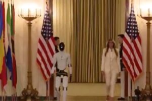 Melania Trump presenta robot humanoide en cumbre educativa en la Casa Blanca