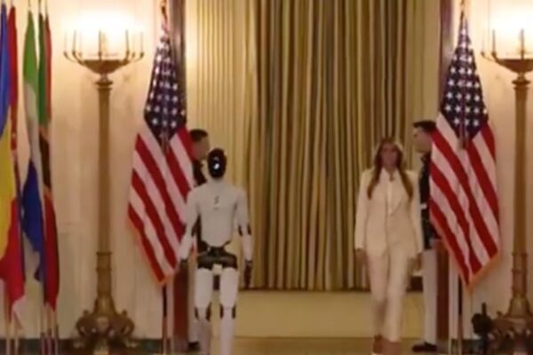 Melania Trump presenta robot humanoide en cumbre educativa en la Casa Blanca