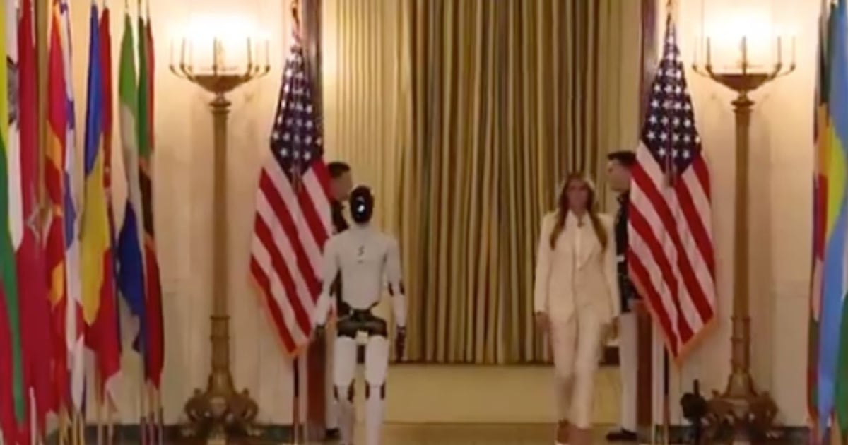 Melania Trump presenta robot humanoide en cumbre educativa en la Casa Blanca