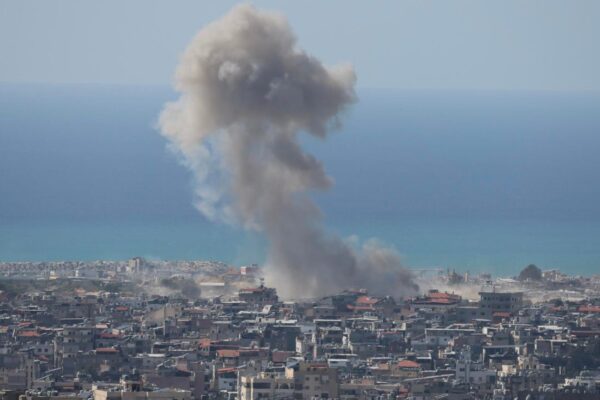 Trump afirma dialogar con Irán mientras Teherán niega contactos; petróleo supera los 100 dólares