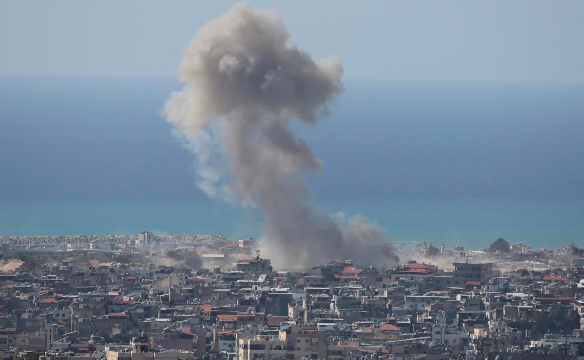 Trump afirma dialogar con Irán mientras Teherán niega contactos; petróleo supera los 100 dólares