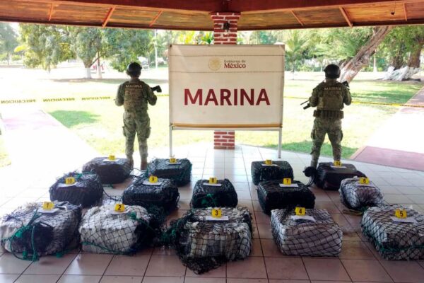 Marina asegura 650 kg de cocaína y detiene a seis personas frente a costas de Michoacán