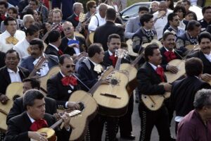 Liberan en Texas a familia mexicana de mariachis tras casi dos semanas de detención migratoria