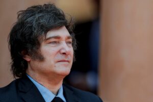 Derriban caza estadounidense en Irán; Trump propone presupuesto de defensa récord de 1.5 billones