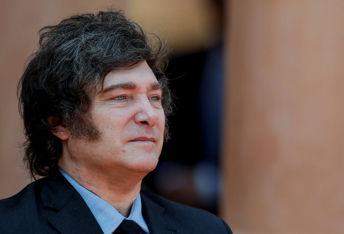 Derriban caza estadounidense en Irán; Trump propone presupuesto de defensa récord de 1.5 billones