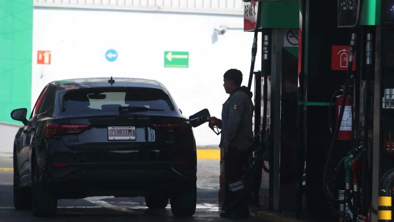 Pemex aumenta producción de gasolinas en febrero; Sheinbaum analiza destino de combustible decomisado