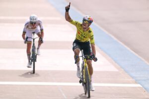 Paul Seixas gana la Vuelta al País Vasco; Wout van Aert se impone en la París-Roubaix
