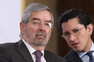 Roberto Velasco acude al Senado previo a su comparecencia para ratificación como canciller